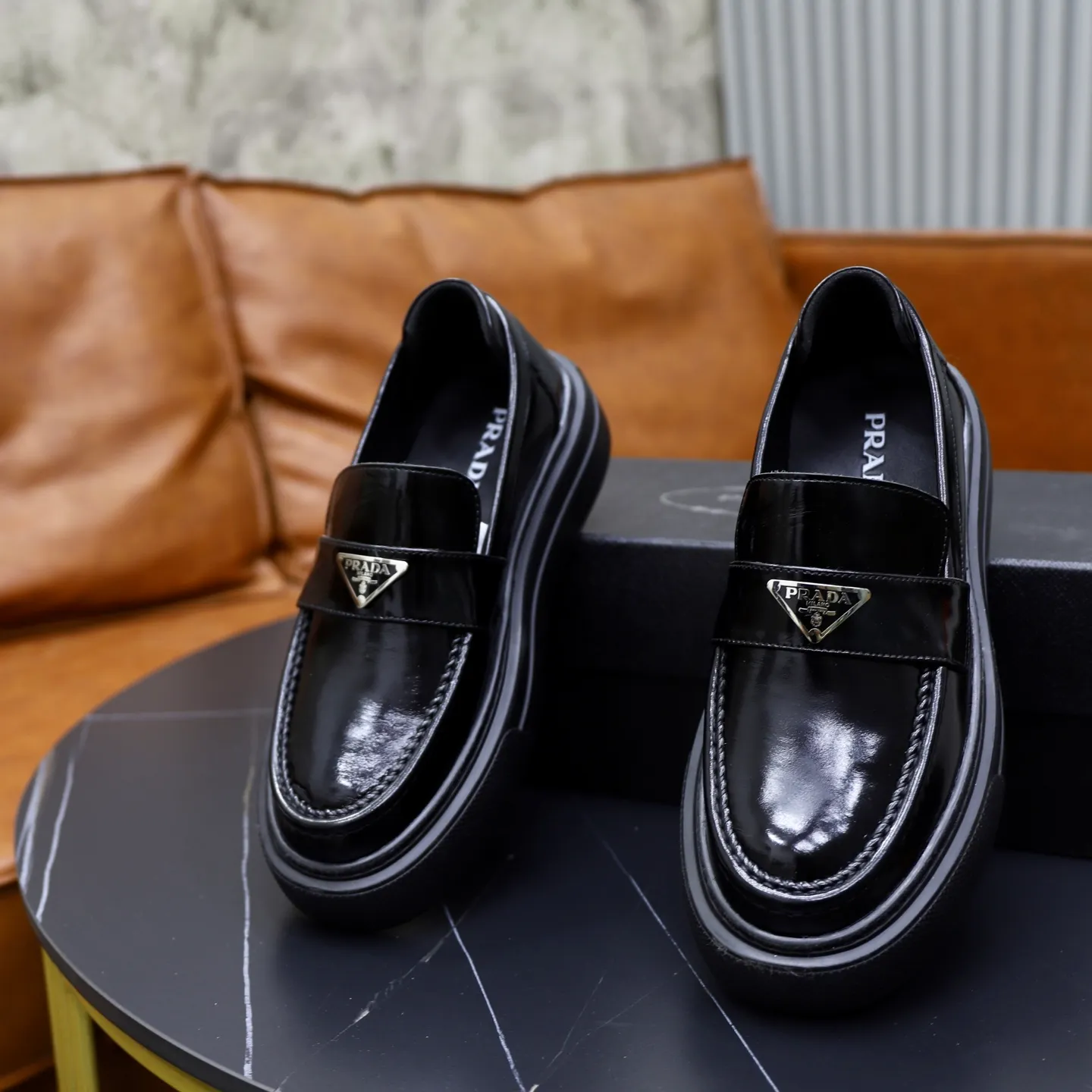 Ex-factory price: 500💰🙅‍♂️🙅‍♂️🙅‍♂️ Brand: PRADA Standard code: Men's code 38-44 (45 can be customized) Grade: Same style as the official website Original order quality Material: Original cowhide surface Comfortable lining Original outsole Style category: Men's fashionable casual leather shoes Distinguished big-name luxury elements Top luxury Color: Color of the actual picture